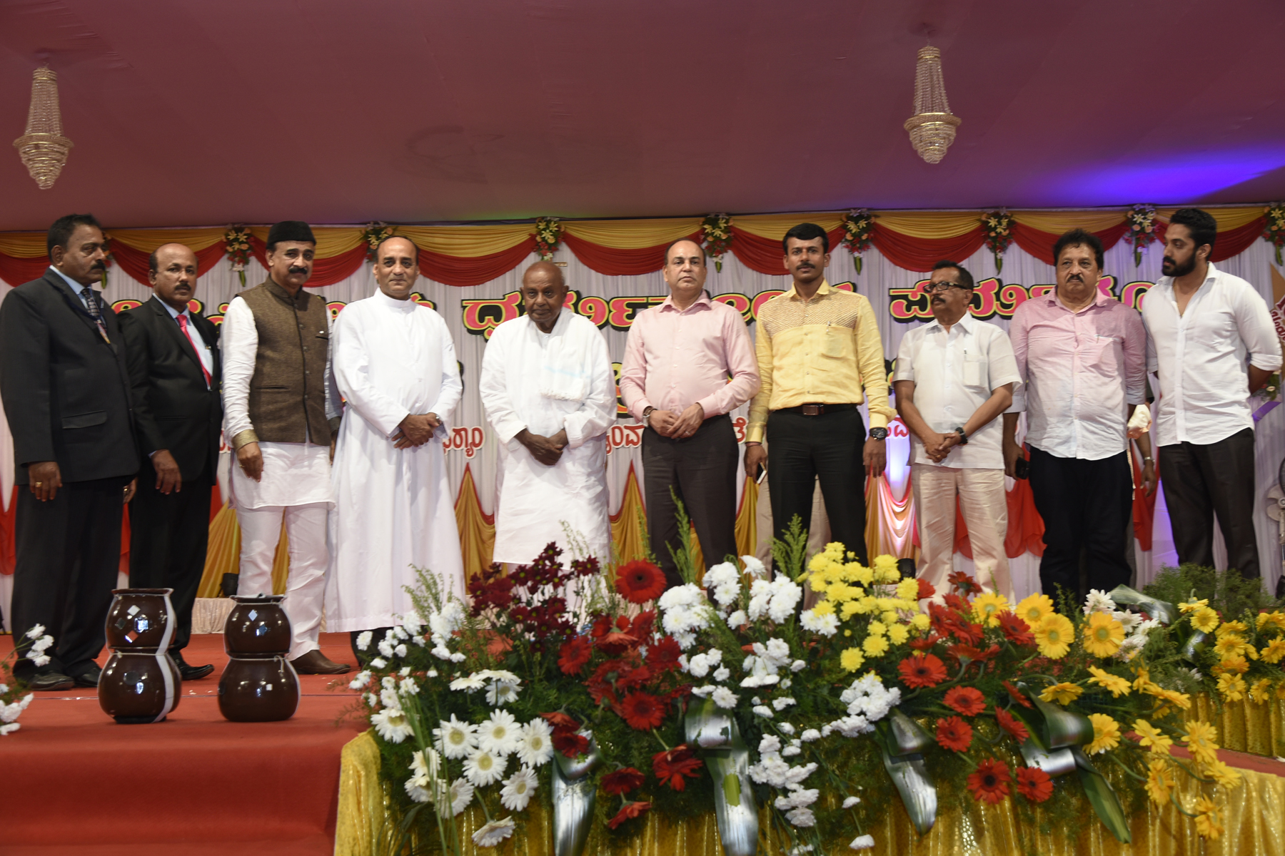 ಸಾಮರಸ್ಯ ಮೂಡಿಸುವ ಕಾರ್ಯ ಧರ್ಮಕೇಂದ್ರಗಳ ಮೂಲಕ ನಡೆಯುತ್ತಿದೆ: ಎಚ್.ಡಿ.ದೇವೇಗೌಡ